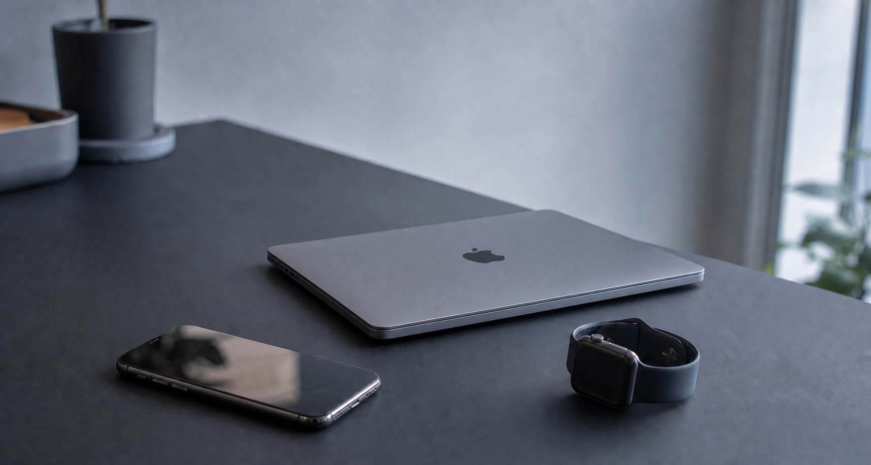 Portátil, smartphone y smartwatch sobre una mesa — dispositivos que Supplia recompra